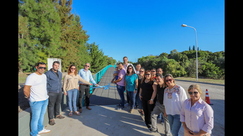 Autoridades inauguración puente peatonal